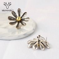 Picture of Irresistible Gold Plated Flowers & Plants Stud Earrings As a Gift