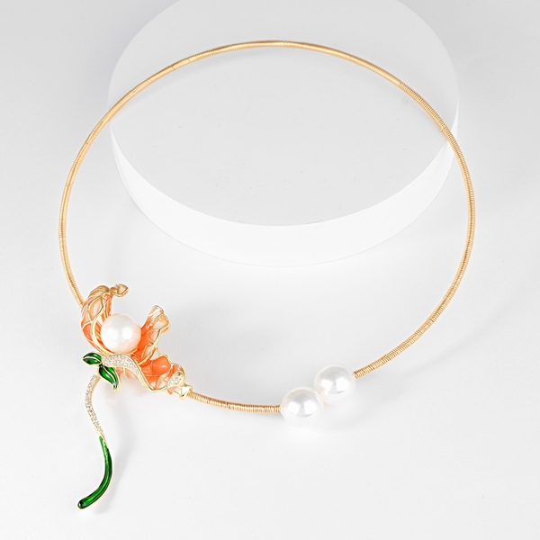 Picture of Unusual Medium White Collar Necklace