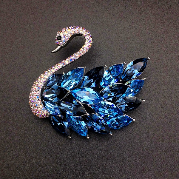 Picture of Staple Swarovski Element swan Brooche